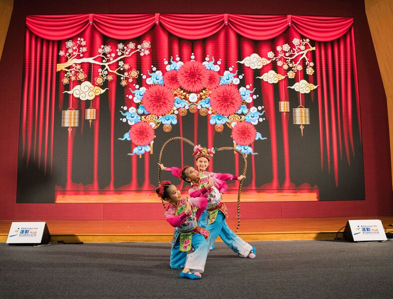 <p>活动特别邀请香港浸会大学附属学校王锦辉中小学低小中国舞队，为一众运动员及观众表演三人中国舞。</p>
